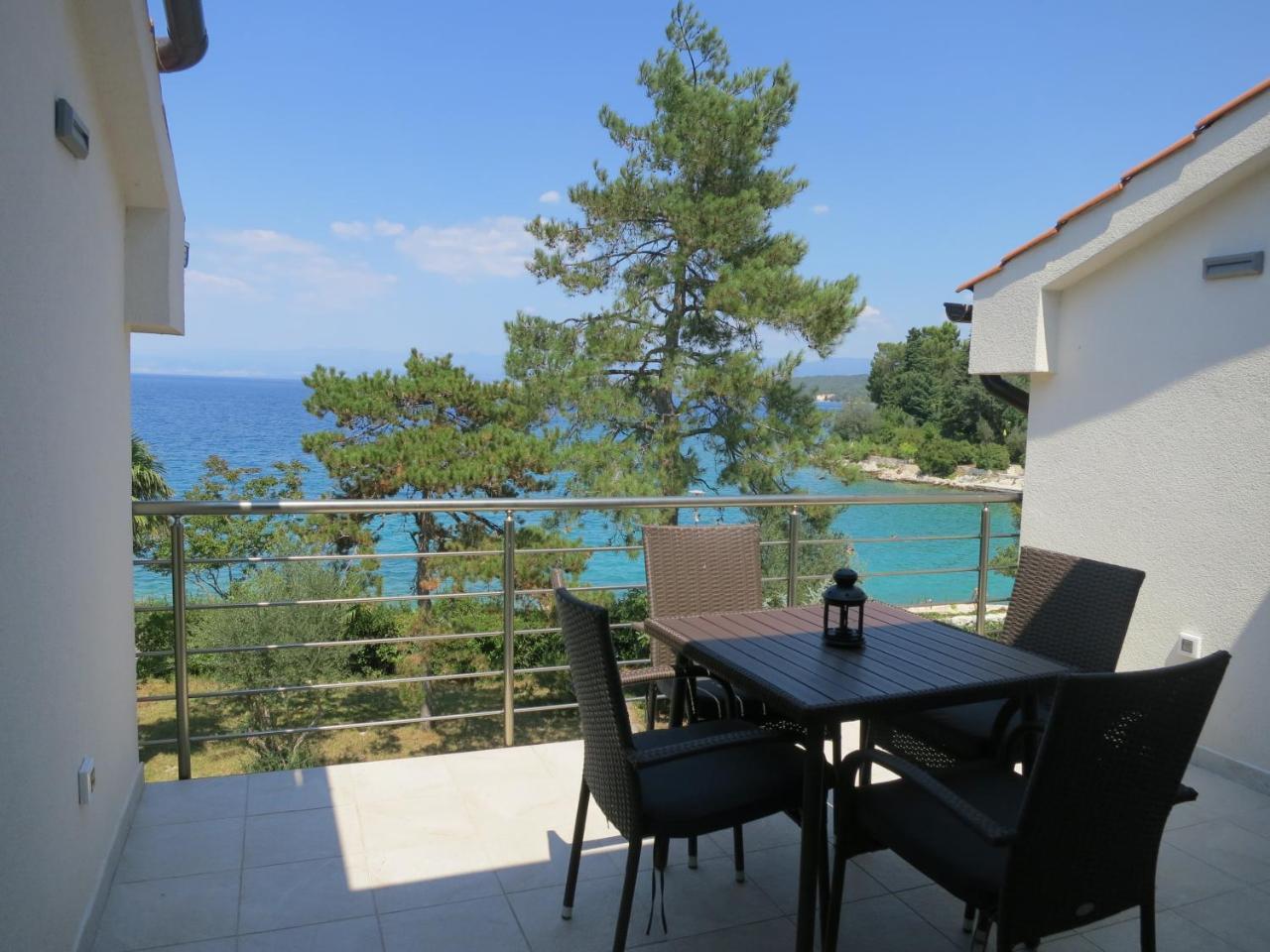 Apartment Prejac By The Beach Malinska Exterior photo